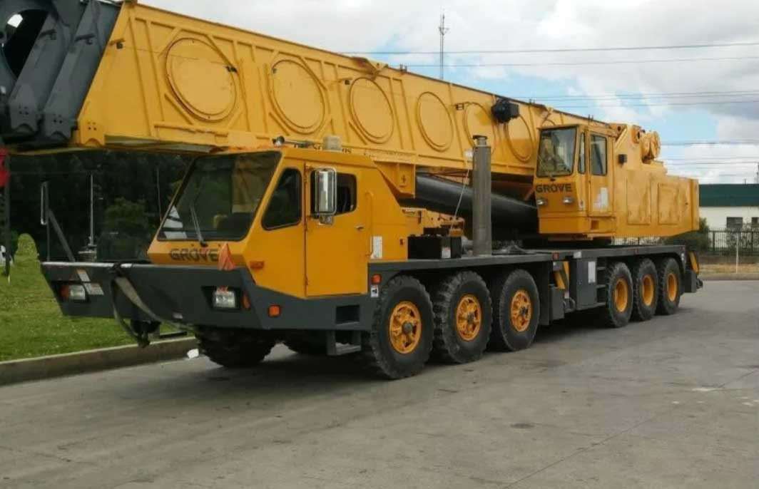 El Masria Petroleum Services – Hassan Al Dibiky 3 Yellow Grove truck-mounted crane parked on a paved road